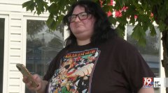 雨天充电时玩手机被电击 美国女子短暂失忆
